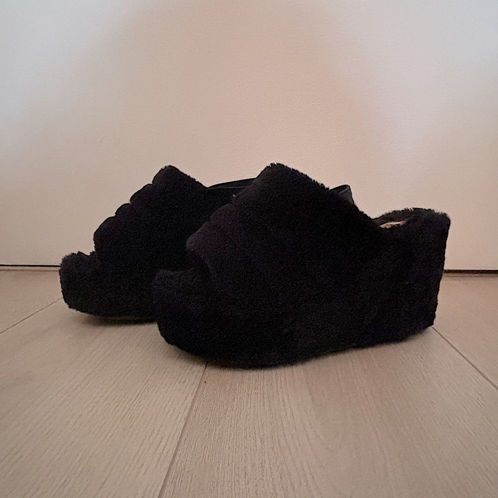 Black fluffy wedge open toe sandals